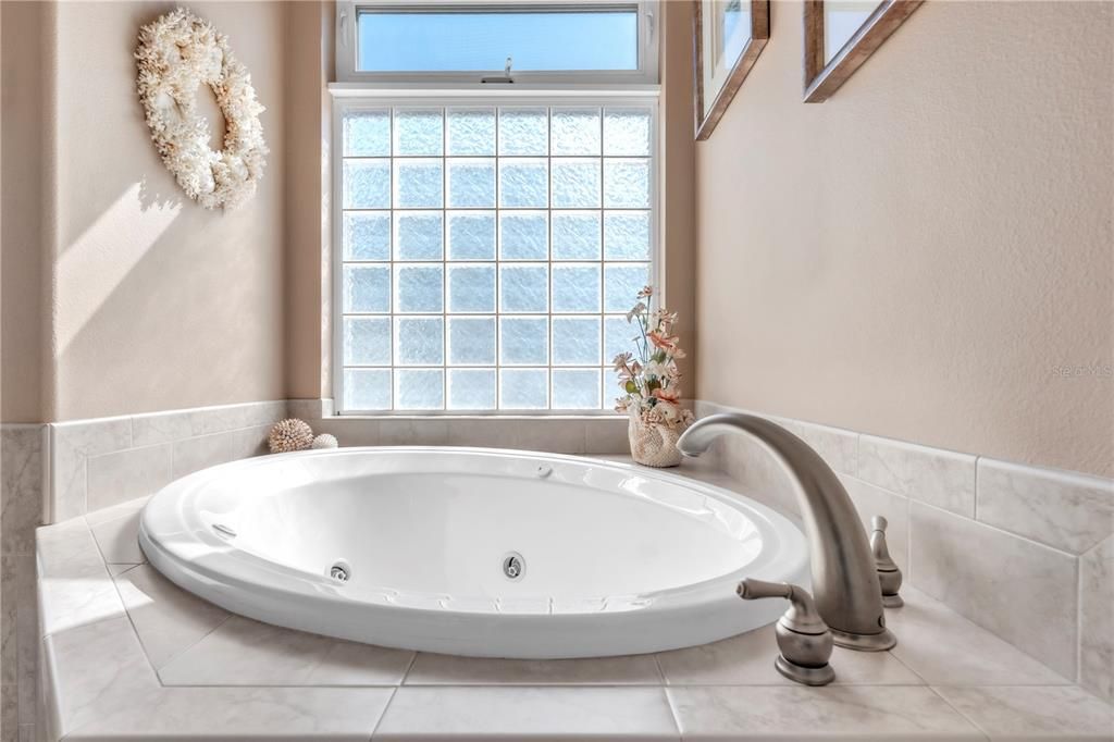 合同活跃: $1,695,000 (3 贝兹, 2 浴室, 2132 平方英尺)