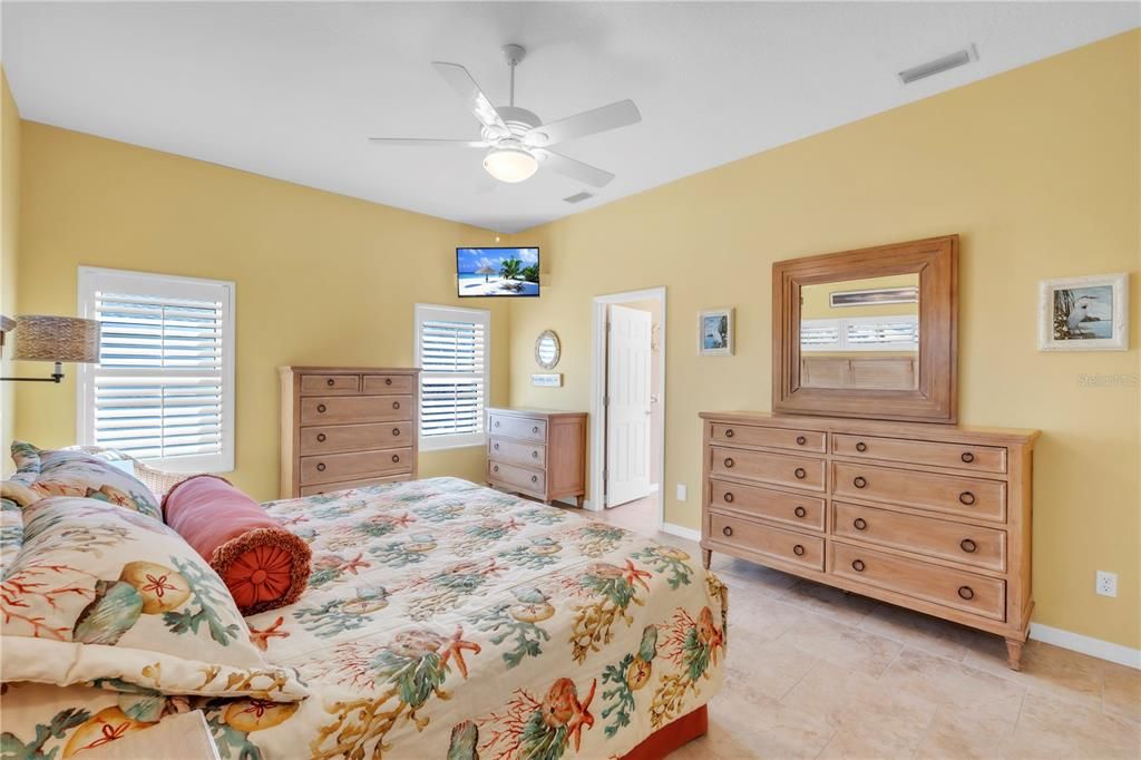 合同活跃: $1,695,000 (3 贝兹, 2 浴室, 2132 平方英尺)