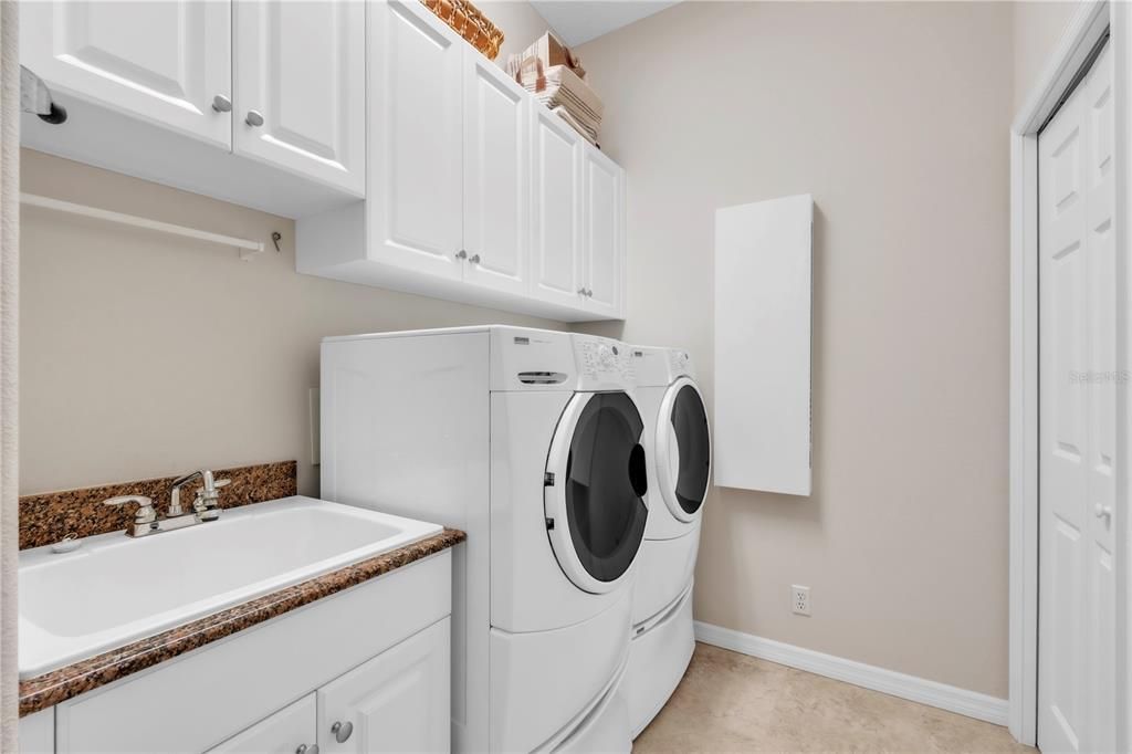 合同活跃: $1,695,000 (3 贝兹, 2 浴室, 2132 平方英尺)