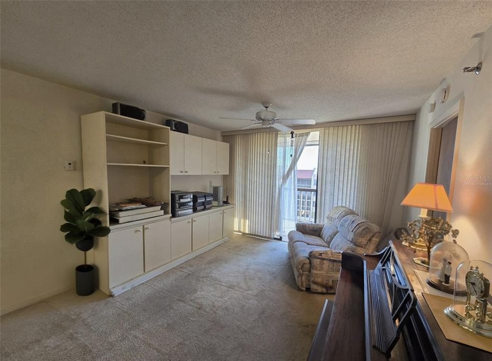 На продажу: $125,000 (2 спален, 2 ванн, 783 Квадратных фут)