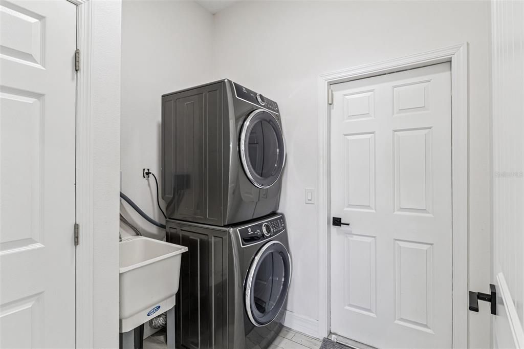 For Sale: $590,000 (4 beds, 2 baths, 1929 Square Feet)