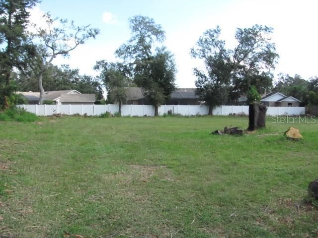 待售: $425,000 (0.63 acres)