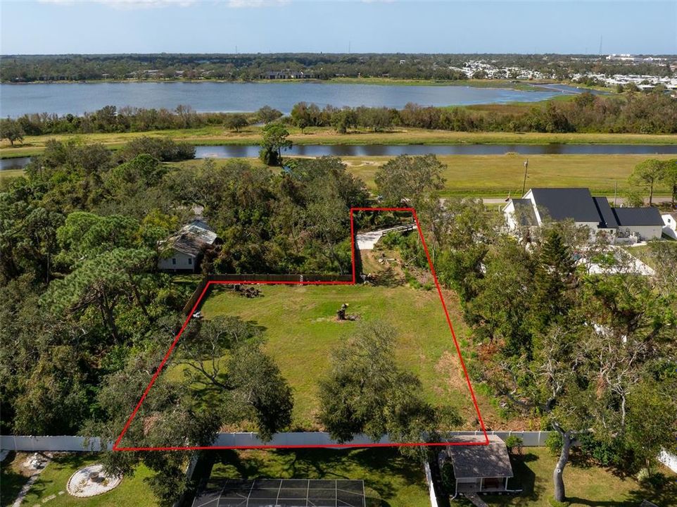 待售: $425,000 (0.63 acres)