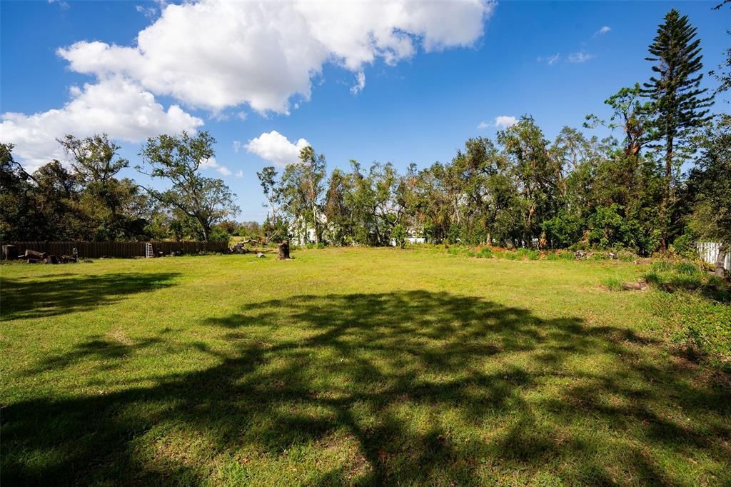 待售: $425,000 (0.63 acres)