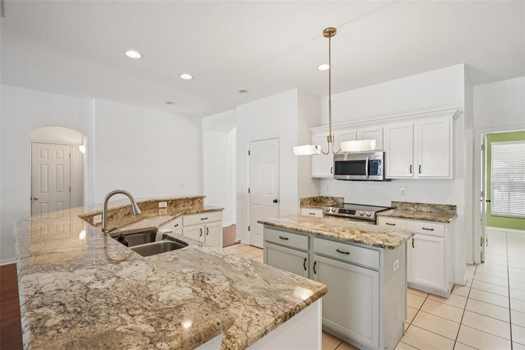 待售: $545,000 (5 贝兹, 3 浴室, 2325 平方英尺)