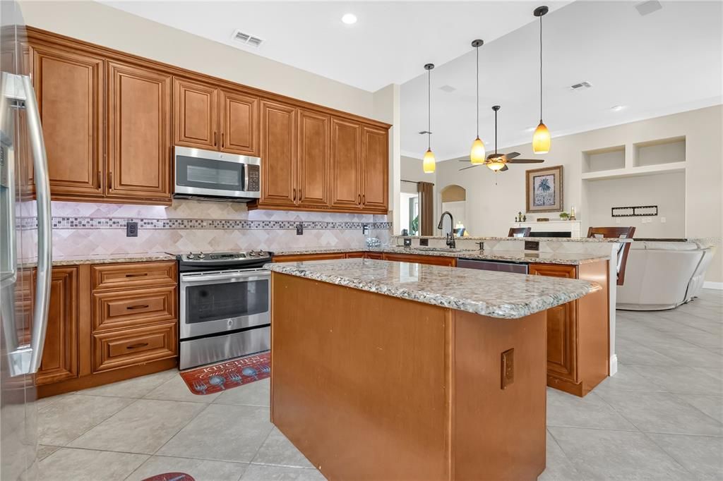 For Sale: $799,000 (3 beds, 3 baths, 2305 Square Feet)