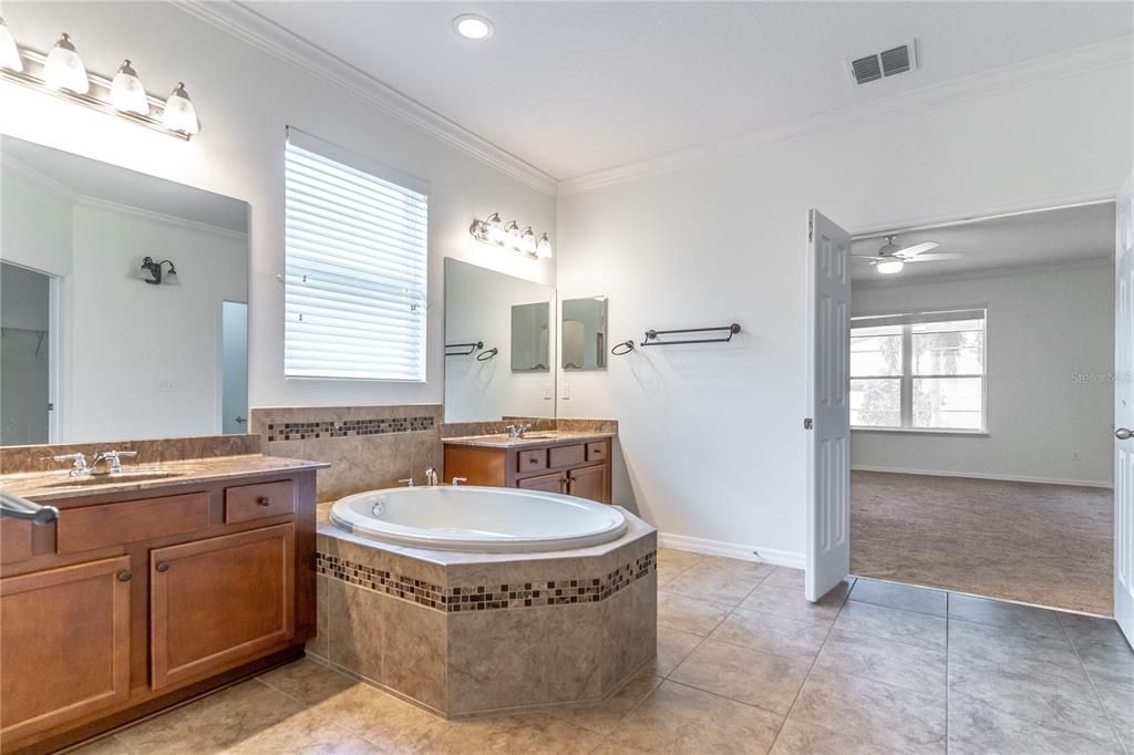 Active With Contract: $550,000 (4 beds, 3 baths, 3087 Square Feet)