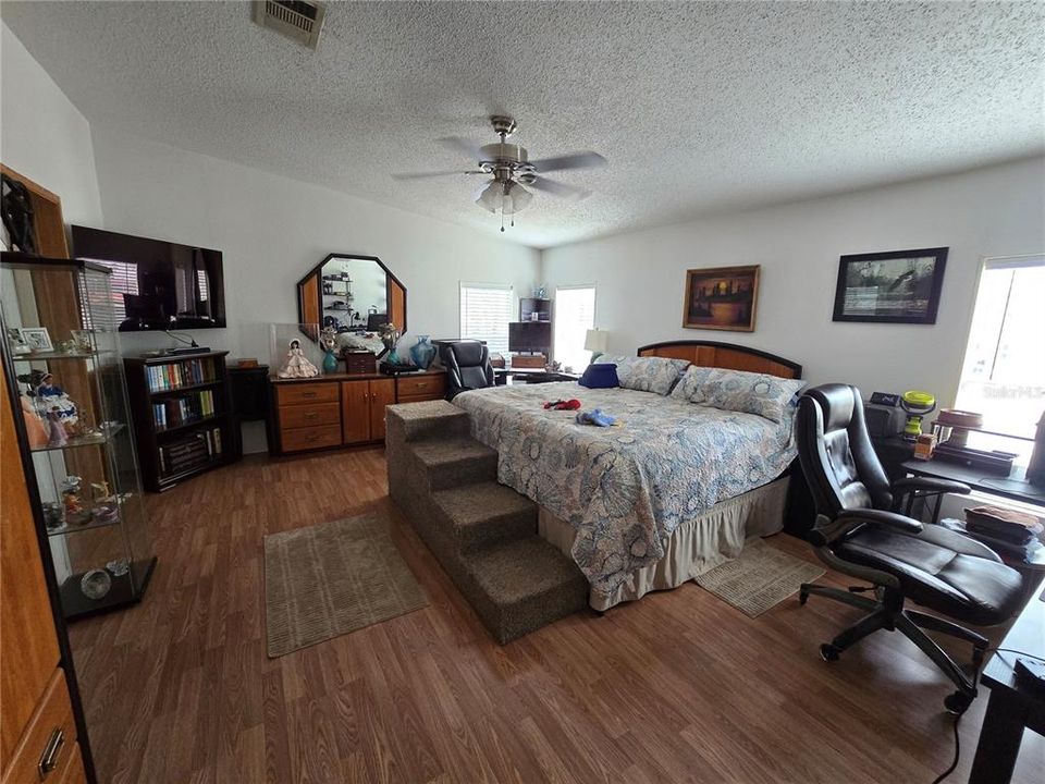 For Sale: $354,900 (4 beds, 2 baths, 2280 Square Feet)