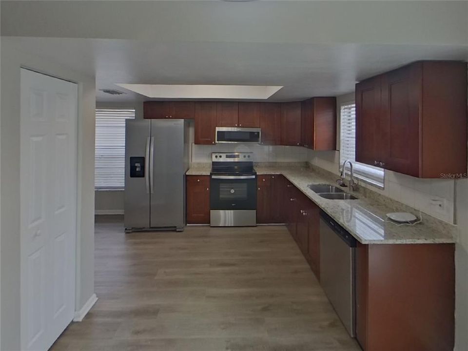 合同活跃: $1,929 (3 贝兹, 2 浴室, 1339 平方英尺)