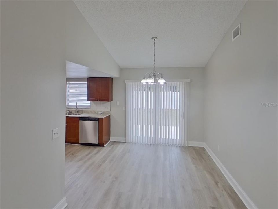 合同活跃: $1,929 (3 贝兹, 2 浴室, 1339 平方英尺)