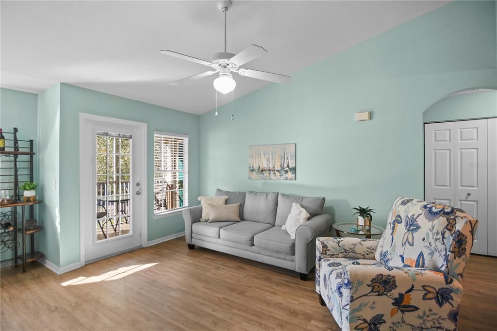 На продажу: $250,000 (2 спален, 2 ванн, 1080 Квадратных фут)