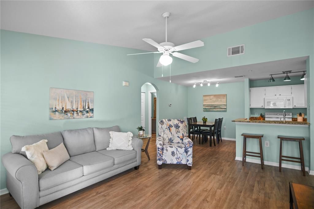 На продажу: $250,000 (2 спален, 2 ванн, 1080 Квадратных фут)