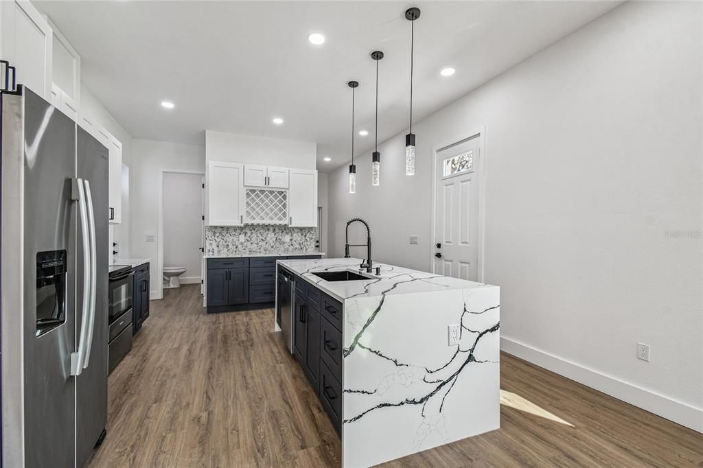 En Venta: $450,000 (4 camas, 3 baños, 2687 Pies cuadrados)