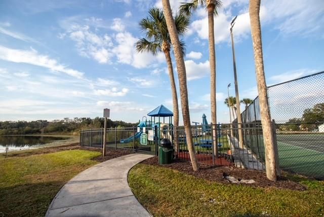 Под контрактом: $417,500 (3 спален, 2 ванн, 1622 Квадратных фут)