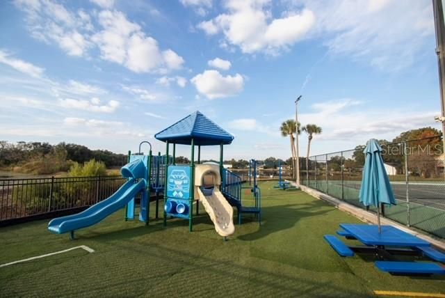 Под контрактом: $417,500 (3 спален, 2 ванн, 1622 Квадратных фут)