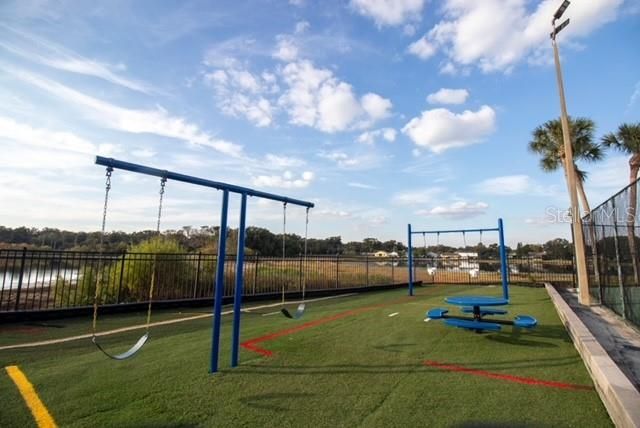 Под контрактом: $417,500 (3 спален, 2 ванн, 1622 Квадратных фут)