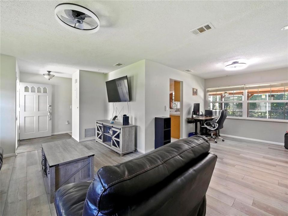 For Sale: $415,000 (4 beds, 2 baths, 1615 Square Feet)