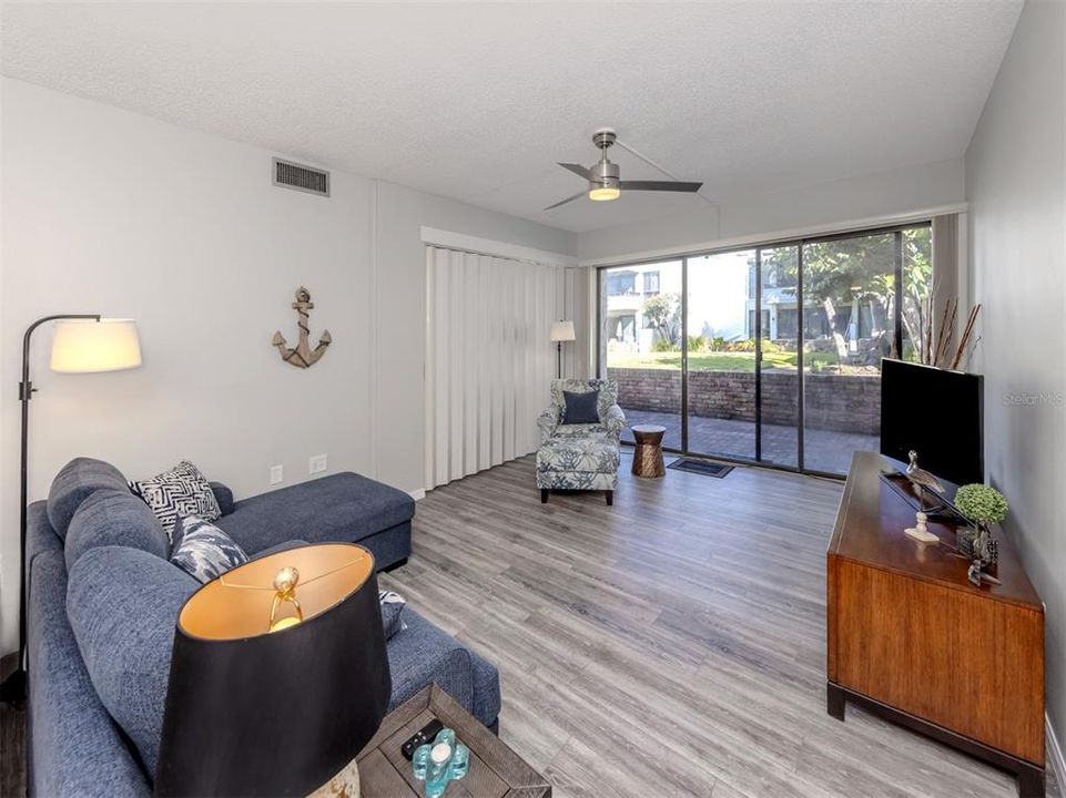 На продажу: $519,900 (2 спален, 2 ванн, 934 Квадратных фут)