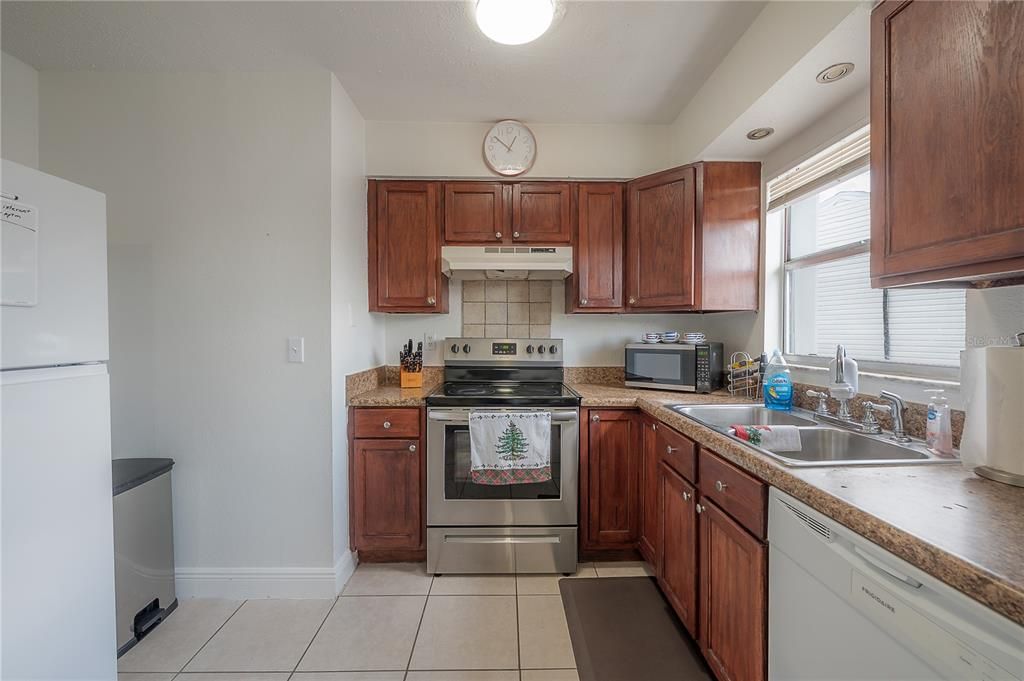 For Sale: $170,000 (3 beds, 2 baths, 1226 Square Feet)