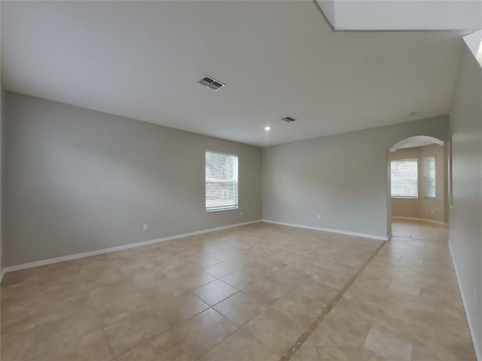 出租: $2,539 (5 贝兹, 3 浴室, 2538 平方英尺)