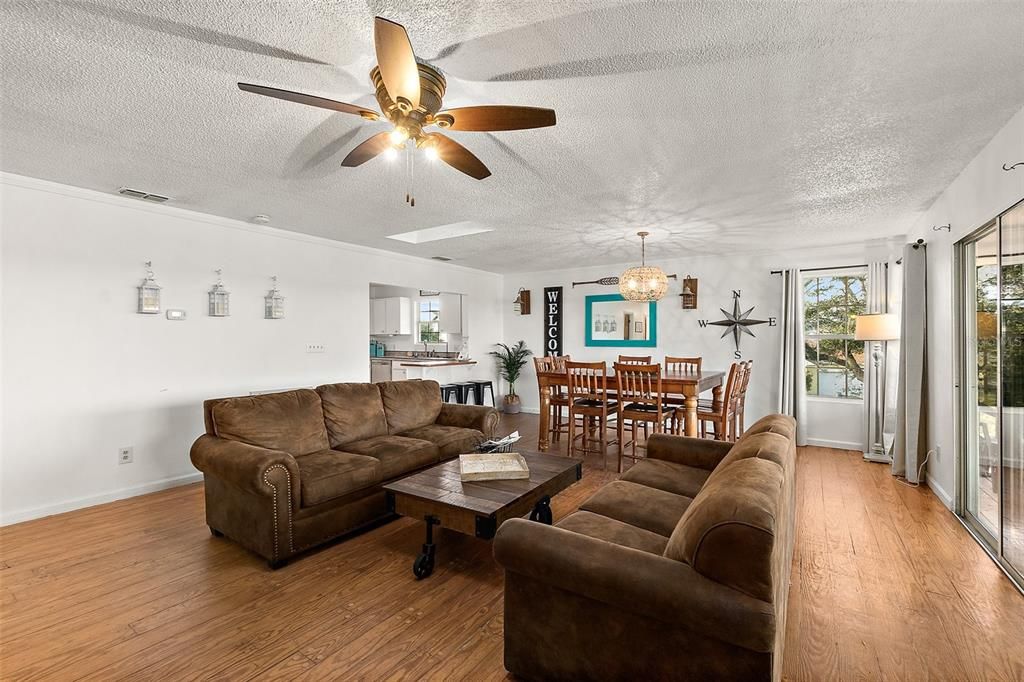 待售: $525,000 (3 贝兹, 3 浴室, 1350 平方英尺)