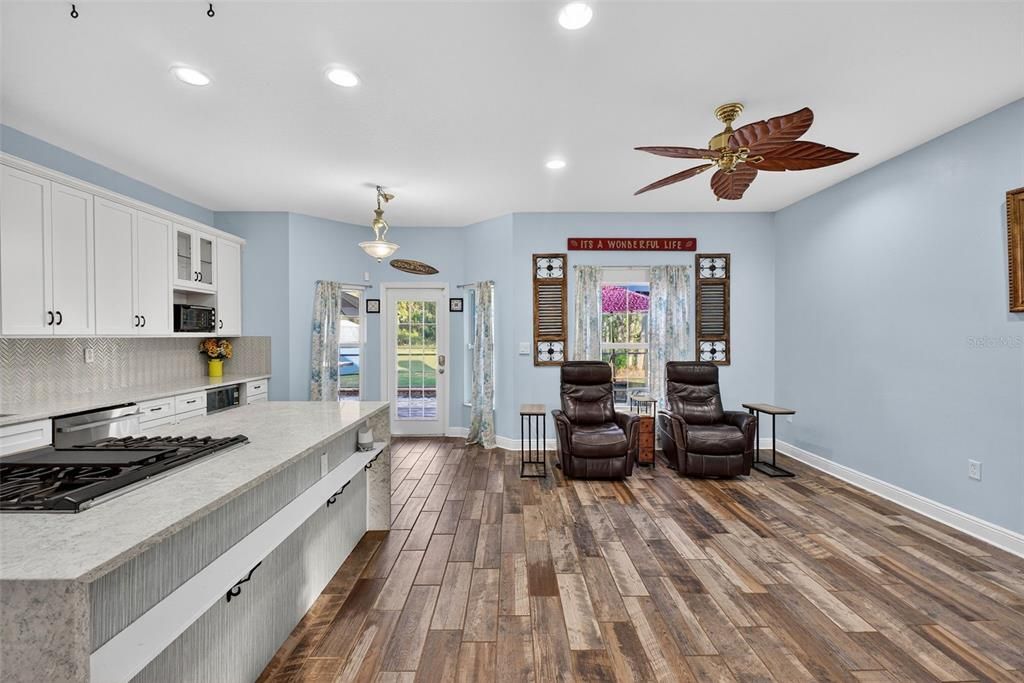 En Venta: $575,000 (3 camas, 3 baños, 2155 Pies cuadrados)