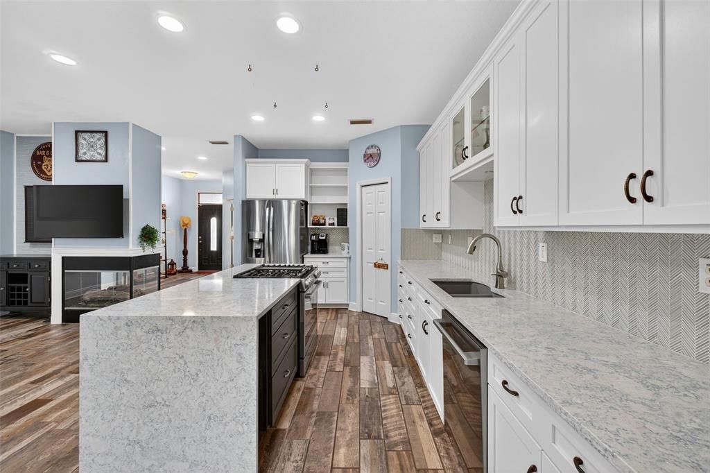 En Venta: $575,000 (3 camas, 3 baños, 2155 Pies cuadrados)