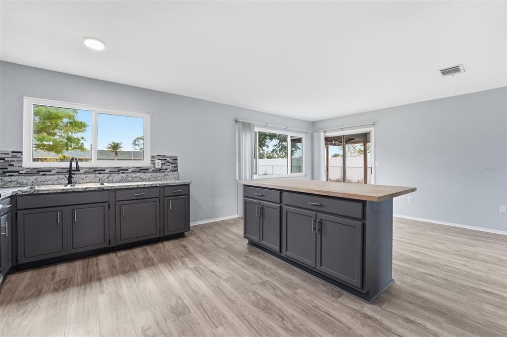 合同活跃: $245,000 (3 贝兹, 2 浴室, 1290 平方英尺)