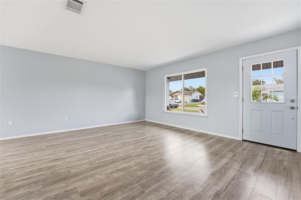 合同活跃: $245,000 (3 贝兹, 2 浴室, 1290 平方英尺)