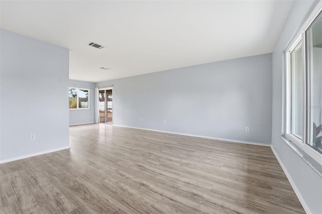 合同活跃: $245,000 (3 贝兹, 2 浴室, 1290 平方英尺)