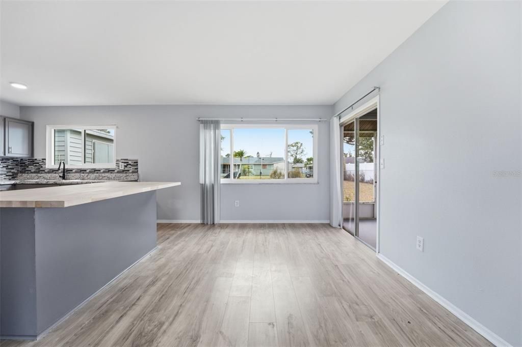 合同活跃: $245,000 (3 贝兹, 2 浴室, 1290 平方英尺)