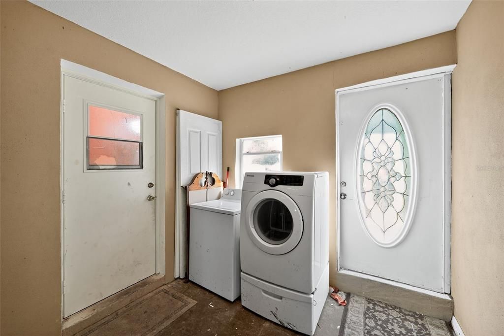 Active With Contract: $369,000 (4 beds, 2 baths, 2236 Square Feet)