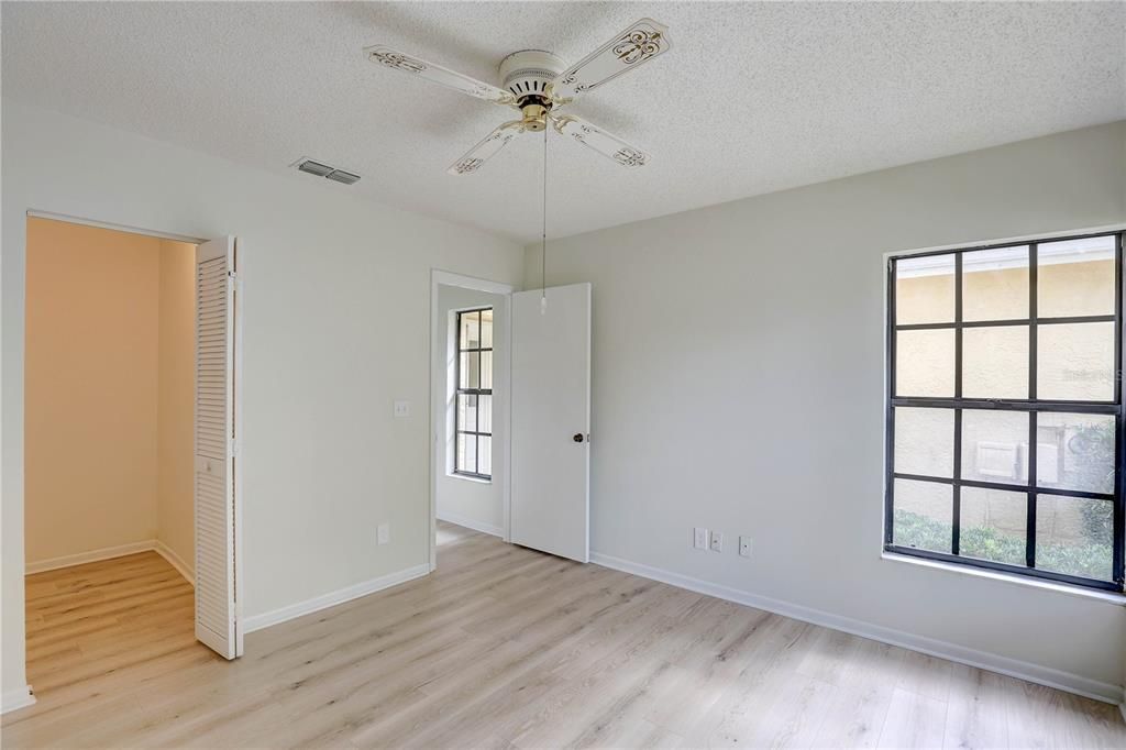 Под контрактом: $339,000 (2 спален, 2 ванн, 1386 Квадратных фут)