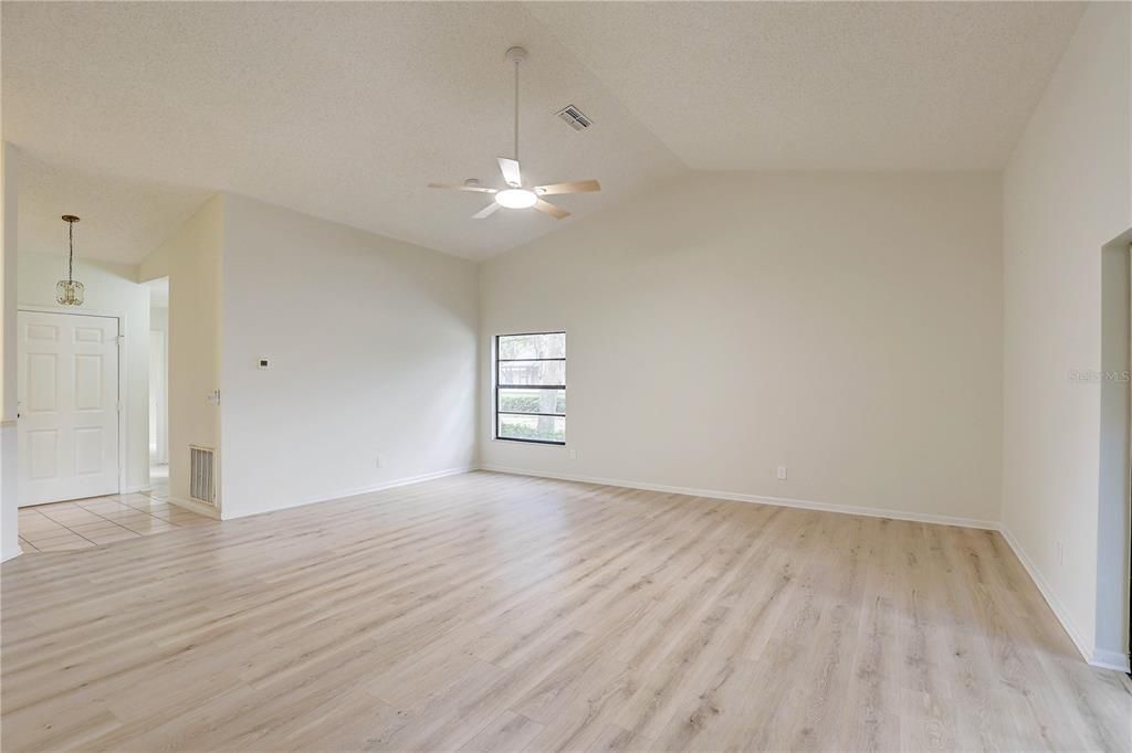 Под контрактом: $339,000 (2 спален, 2 ванн, 1386 Квадратных фут)