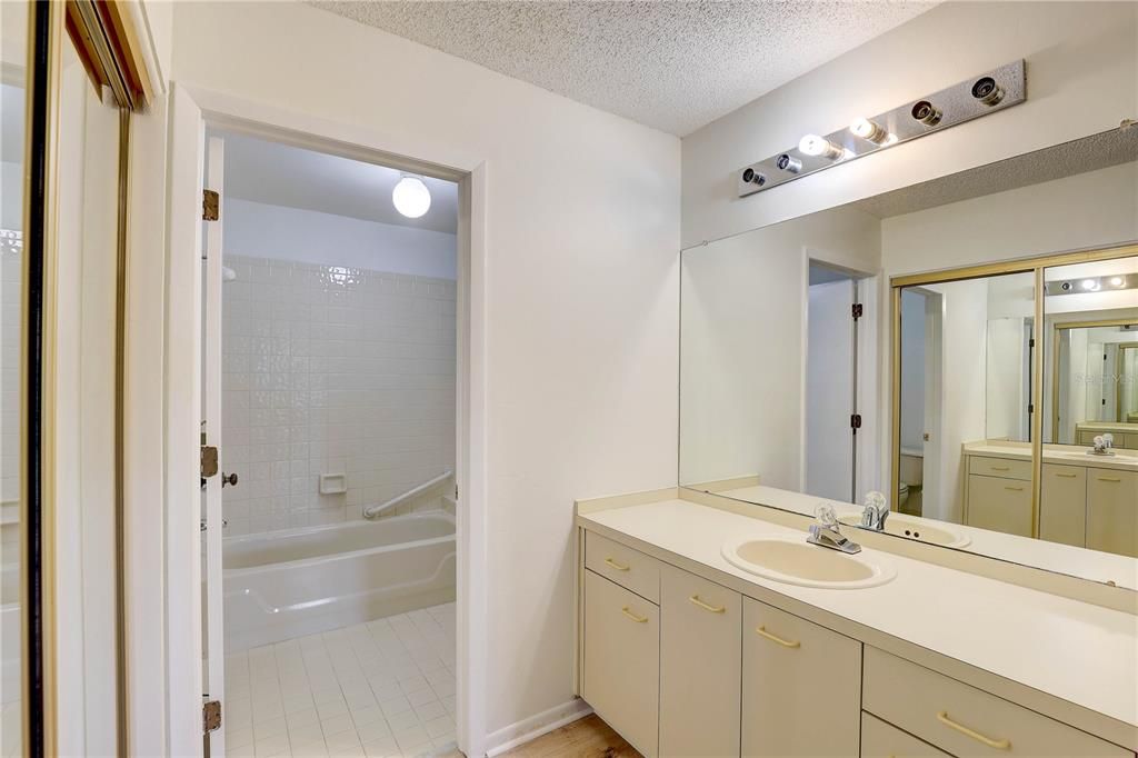 Под контрактом: $339,000 (2 спален, 2 ванн, 1386 Квадратных фут)