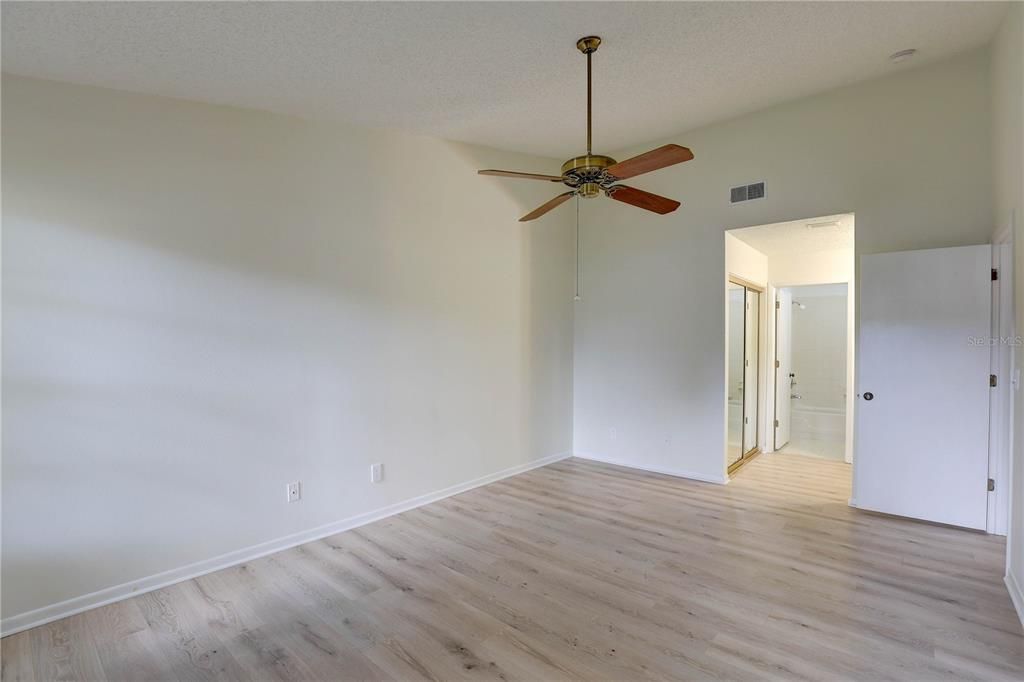 Под контрактом: $339,000 (2 спален, 2 ванн, 1386 Квадратных фут)