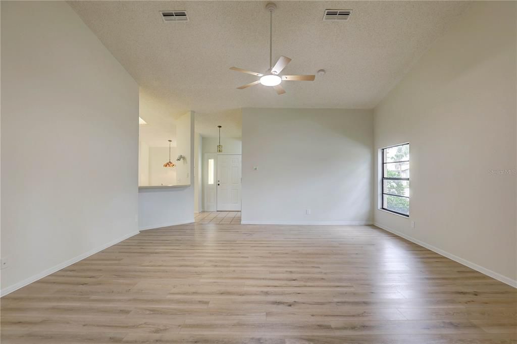 Под контрактом: $339,000 (2 спален, 2 ванн, 1386 Квадратных фут)