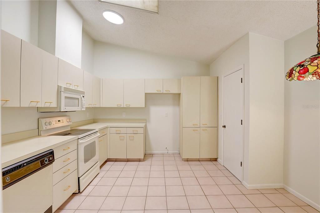 Под контрактом: $339,000 (2 спален, 2 ванн, 1386 Квадратных фут)