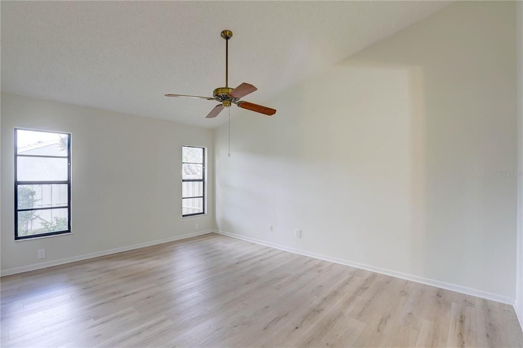 Под контрактом: $339,000 (2 спален, 2 ванн, 1386 Квадратных фут)