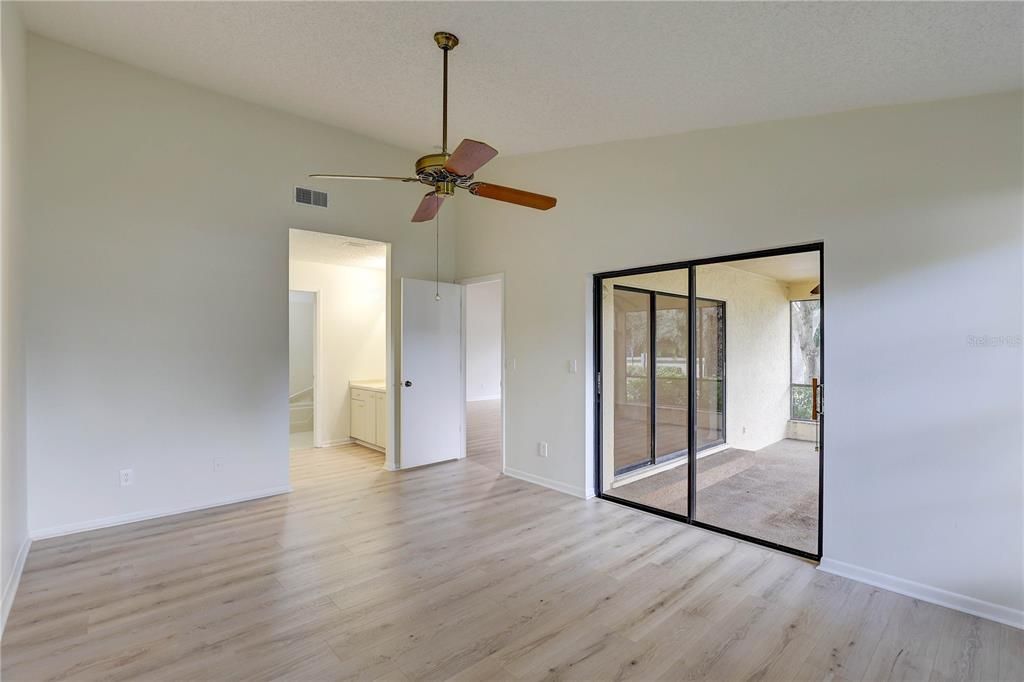 Под контрактом: $339,000 (2 спален, 2 ванн, 1386 Квадратных фут)