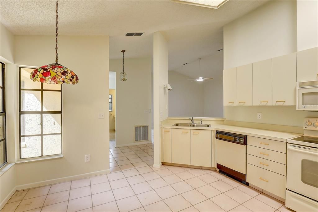 Под контрактом: $339,000 (2 спален, 2 ванн, 1386 Квадратных фут)