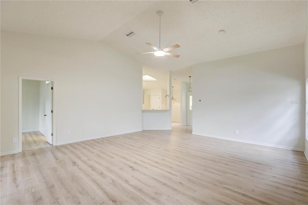 Под контрактом: $339,000 (2 спален, 2 ванн, 1386 Квадратных фут)