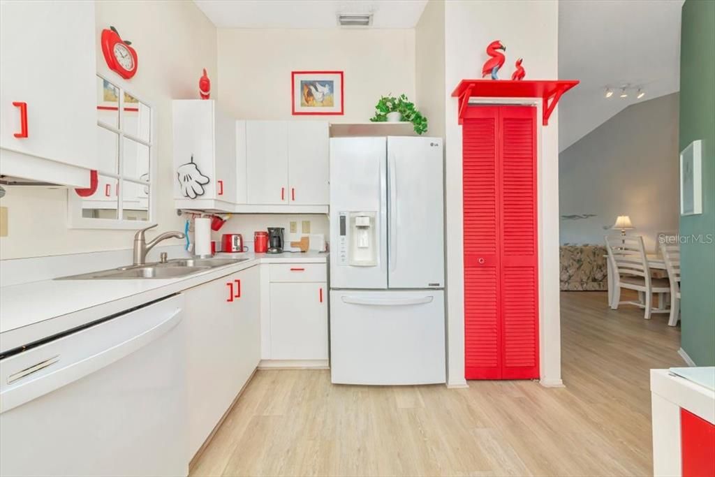 待售: $349,000 (2 贝兹, 2 浴室, 1334 平方英尺)