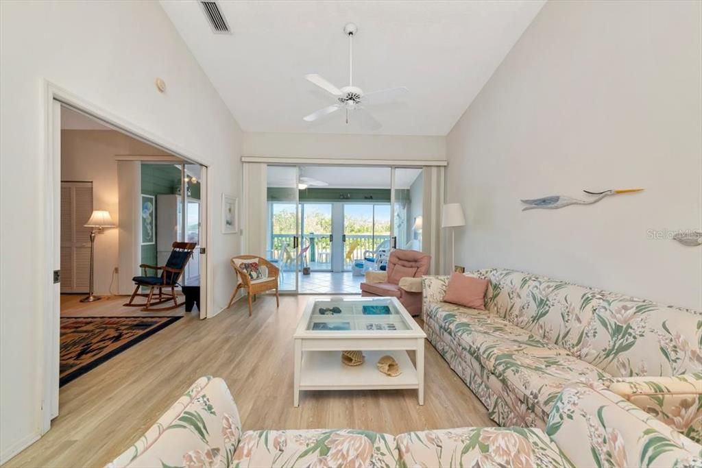 待售: $349,000 (2 贝兹, 2 浴室, 1334 平方英尺)