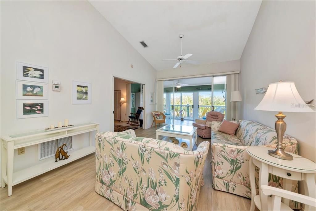 待售: $349,000 (2 贝兹, 2 浴室, 1334 平方英尺)