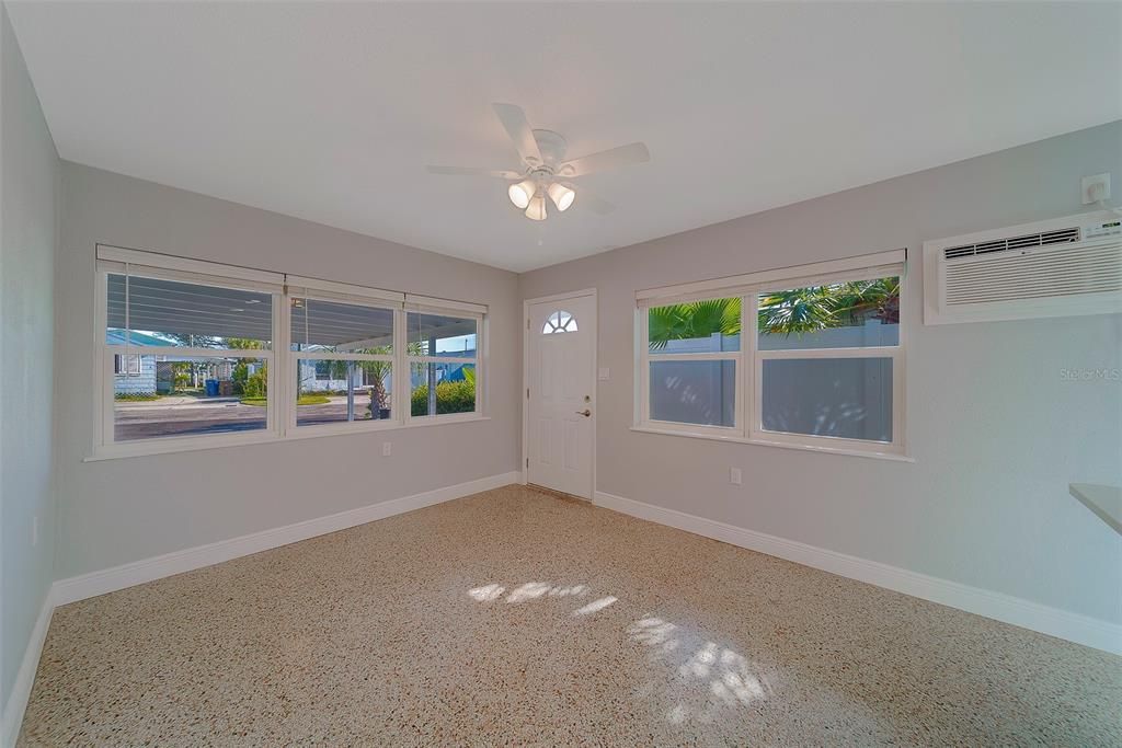 For Rent: $2,200 (2 beds, 1 baths, 676 Square Feet)