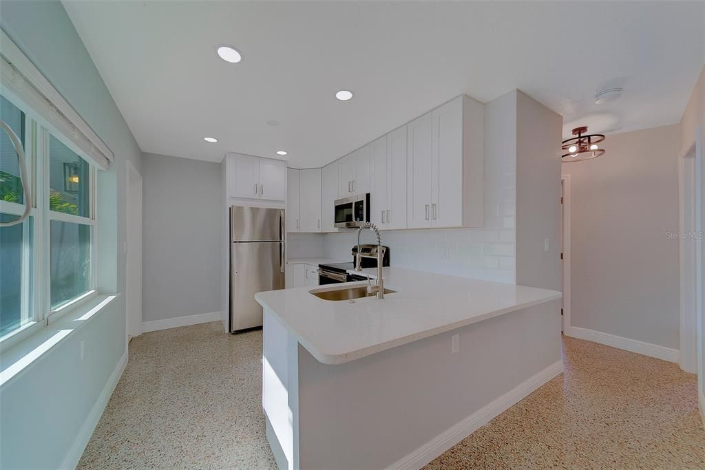 For Rent: $2,200 (2 beds, 1 baths, 676 Square Feet)