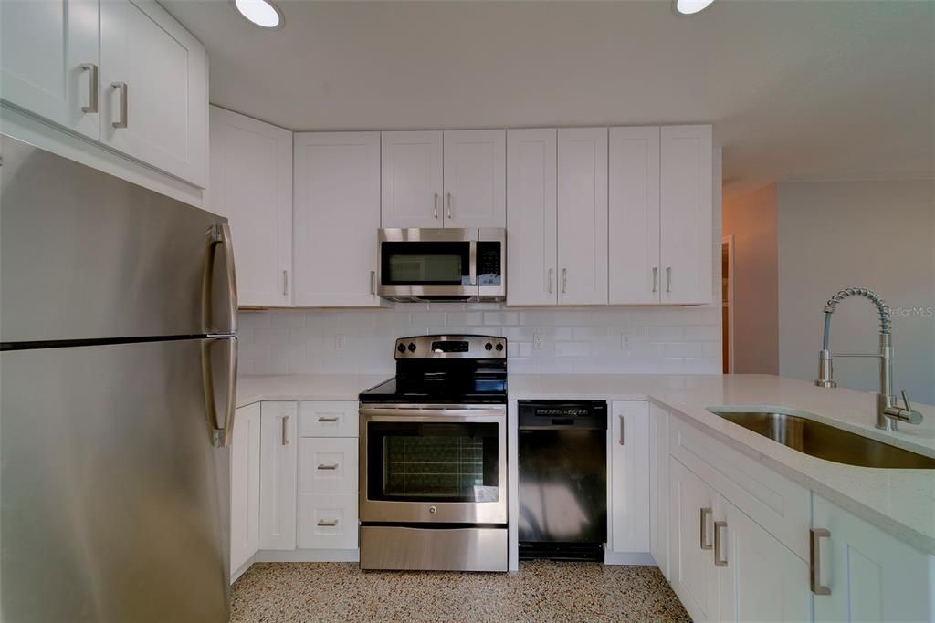 For Rent: $2,200 (2 beds, 1 baths, 676 Square Feet)