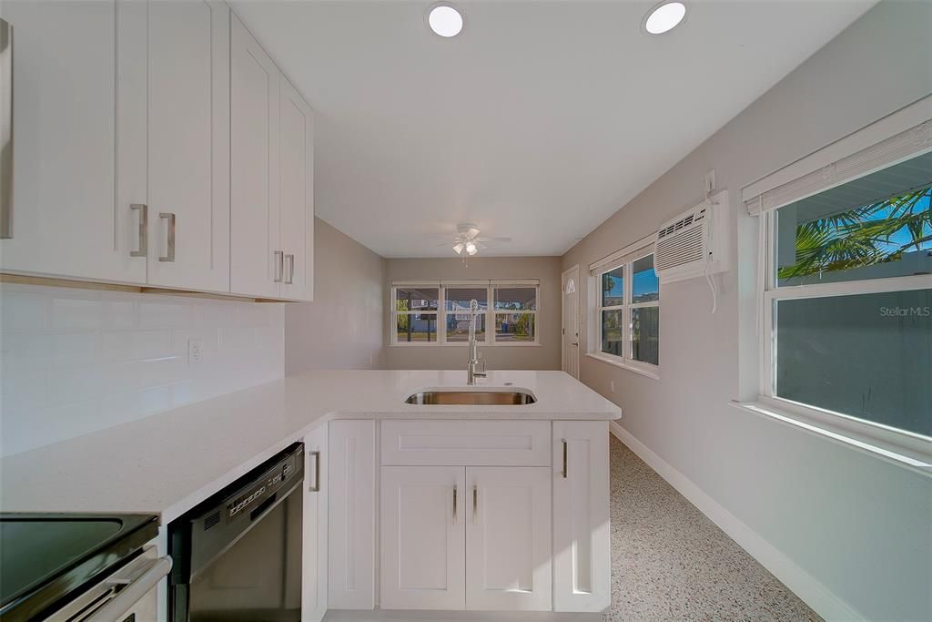 For Rent: $2,200 (2 beds, 1 baths, 676 Square Feet)