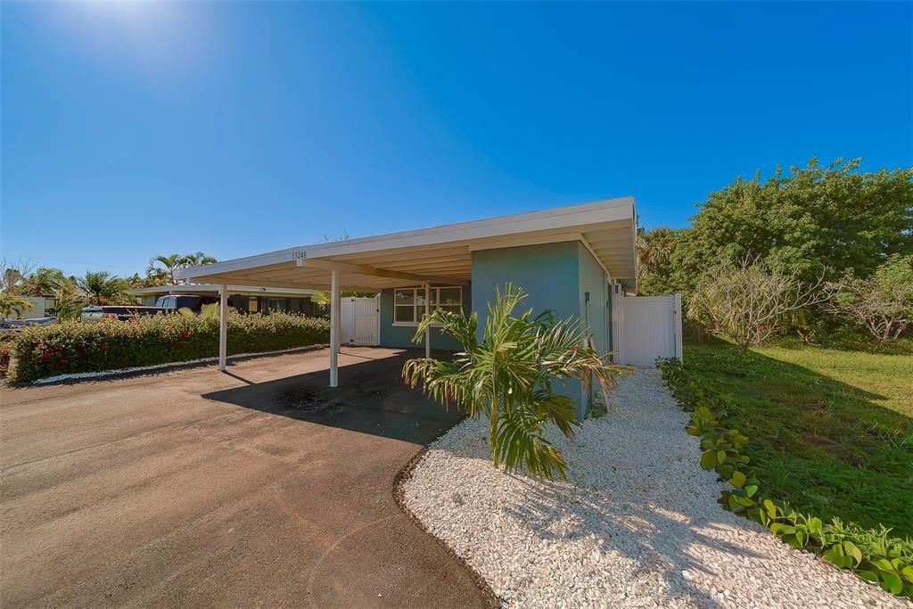 For Rent: $2,200 (2 beds, 1 baths, 676 Square Feet)